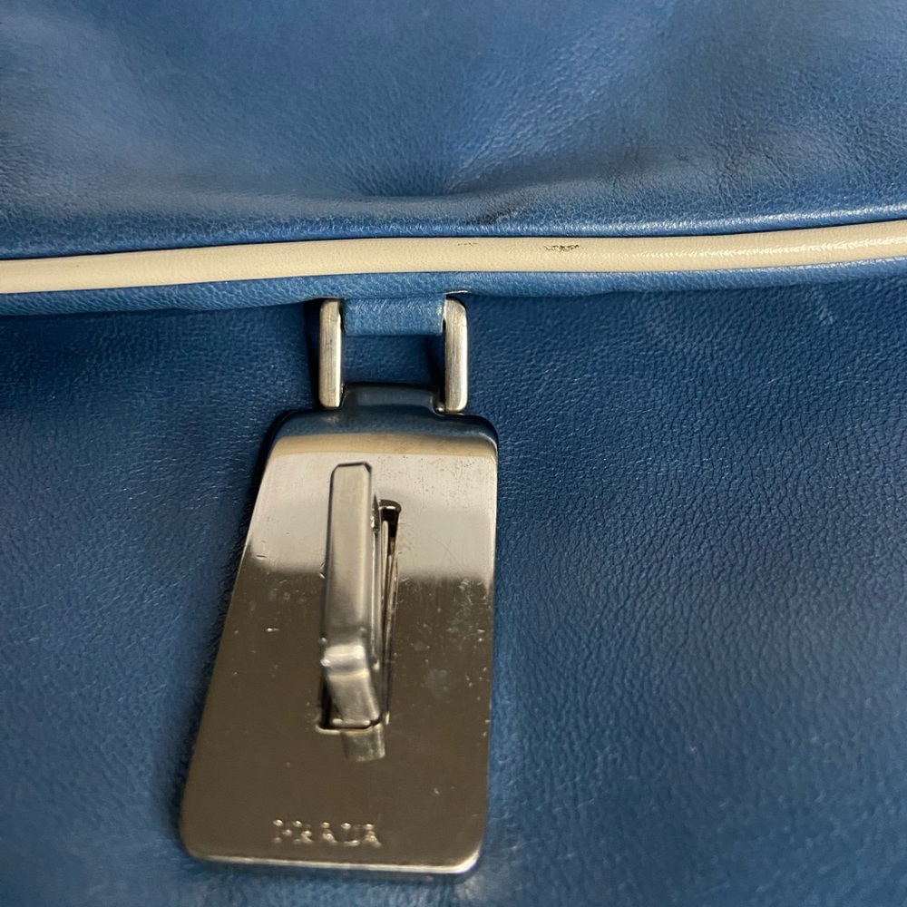 Prada vintage leather bag EXCELLENT CONDITION blue w white piping lock/keys - Picture 8 of 12